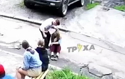 В Харькове подросток жестоко избил девушку - (видео)