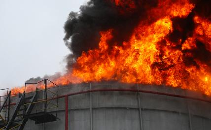 Массированная атака ВСУ на «нефтянку»: БПЛА сжигают российское топливо - «Экономика»