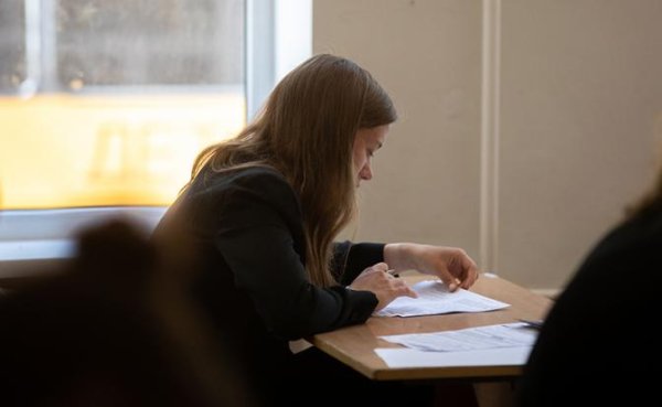 Повестка вместе с аттестатом: зачем школьников хотят оставить за партами на 12-й год - «Общество»