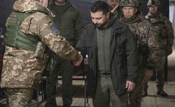 Корона, деньги, плаха и палач: Зеленский боится мира больше, чем военного разгрома и угроз Трампа - «Политика»