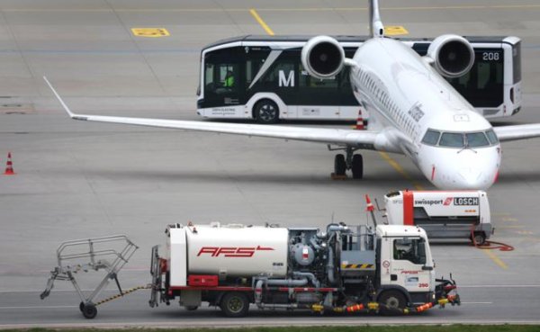 Дело пахнет керосином: Евросоюз отменяет сотни рейсов из-за нехватки топлива - «В мире»