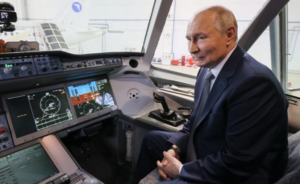«Хотелось бы быстрее и масштабнее, но то, что сделали, уже хорошо»: Путин примерил кресло пилота «Суперджета» - «Политика»