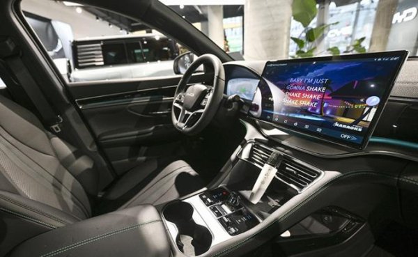 Китайские автогиганты превратили электромобили в кинотеатры на колесах в угоду зумерам - «Авто»