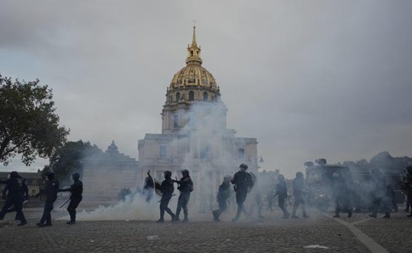 «Я жгу Париж»: 17 октября французы хотят спалить Елисейский дворец - «В мире»