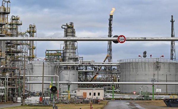 Запад пытается залатать дыры новой порцией нефтяных и дизельных резервов - «Экономика»